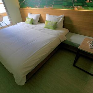 Zimmer mit Kingsize-Bett